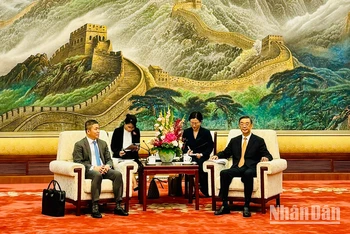 Phó Chủ tịch Chính hiệp toàn quốc Trung Quốc Chu Cường (bên phải) tiếp Chủ tịch Liên hiệp các tổ chức hữu nghị Việt Nam Phan Anh Sơn.