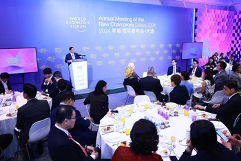 Thủ tướng Phạm Minh Chính phát biểu tại Phiên đối thoại với lãnh đạo các tập đoàn lớn của WEF. (Ảnh: TTXVN)