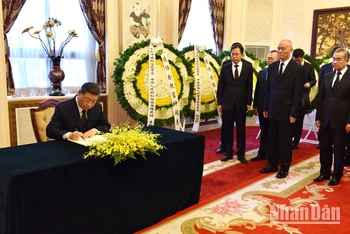 Tổng Bí thư, Chủ tịch Trung Quốc Tập Cận Bình ghi sổ tang tại Đại sứ quán Việt Nam tại Trung Quốc.