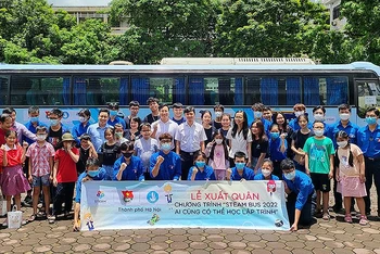 Đại diện Trung ương Đoàn Thanh niên Cộng sản Hồ Chí Minh, Thành đoàn, Hội Sinh viên Hà Nội và các đơn vị liên quan cùng phụ huynh, học sinh tại lễ xuất quân chương trình STEAM Bus 2022.