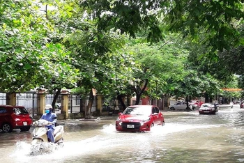 Mưa lớn gây ngập cục bộ điểm đường Hàn Thuyên, đối diện Ủy ban nhân dân phường Ba Đình, thành phố Thanh Hóa