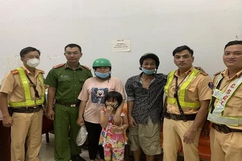 Tổ tuần tra Đội Cảnh sát giao thông An Lạc cùng Công an xã Tân Kiên bàn giao cháu Quỳnh cho gia đình. (Ảnh: PC08 cung cấp)