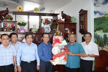Lãnh đạo tỉnh An Giang thăm và tặng quà các gia đình chính sách.