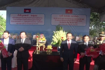 Trao Bằng khen của Chủ tịch Ủy ban nhân dân tỉnh Long An tặng các tập thể, cá nhân có thành tích tiêu biểu trong công tác tìm kiếm, cất bốc hài cốt liệt sĩ tại Campuchia.