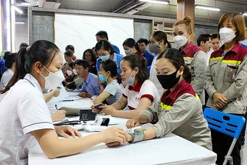 Các y, bác sĩ trẻ tình nguyện khám sàng lọc hậu Covid-19 cho thanh niên công nhân.