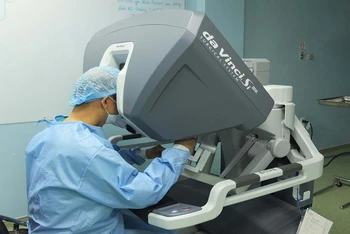 Một ca phẫu thuật robot tại Bệnh viện Bình Dân.