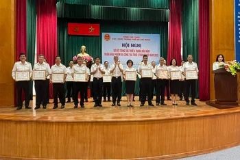 Lãnh đạo Cục Thuế Thành phố Hồ Chí Minh khen thưởng 22 cá nhân, đơn vị có thành tích trong nhiệm vụ thu ngân sách nhà nước. 