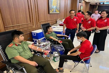Cán bộ, chiến sĩ Công an tỉnh Tuyên Quang tham gia hiến máu tình nguyện.