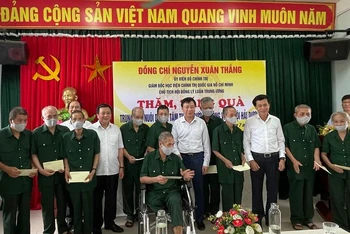 Đồng chí Nguyễn Xuân Thắng và lãnh đạo tỉnh Hải Dương tặng quà Người có công tại Trung tâm Nuôi dưỡng tâm thần, Người có công và Xã hội Hải Dương.