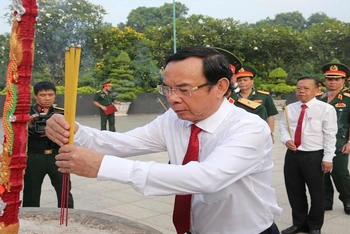 Đồng chí Nguyễn Văn Nên, Ủy viên Bộ Chính trị, Bí thư Thành ủy Thành phố Hồ Chí Minh dâng hương tại Nghĩa trang Liệt sĩ Thành phố.