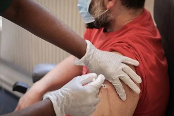 Tiêm vắc-xin ngừa bệnh đậu mùa ở một trung tâm tiêm chủng tại Paris ngày 11/7. Ảnh: Le Parisien.