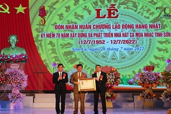 Nhà hát Ca múa nhạc tỉnh Sơn La đón nhận Huân chương Lao động hạng Nhất.