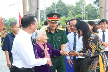 Lãnh đạo huyện Bù Đăng thăm, tặng quà cho Mẹ Việt Nam Anh hùng Trần Thị Bảy.