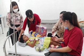  Bé Lầu Y Dĩnh đang được chăm sóc tại Trung tâm y tế huyện Đồng Phú, Bình Phước.