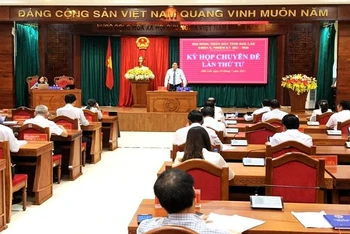 Phó Chủ tịch Hội đồng nhân dân tỉnh Đắk Lắk Trần Phú Hùng phát biểu tại kỳ họp.