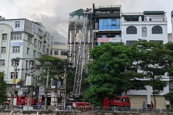 Quang cảnh vụ cháy quán karaoke ở phường Quan Hoa.