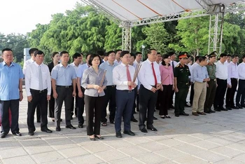 Các đại biểu thành kính dâng hương tưởng niệm đồng chí Lê Quang Đạo.