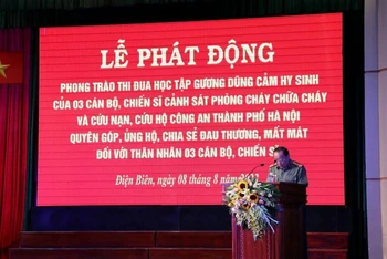 Đại tá Lò Văn Khụt, Phó Giám đốc Công an tỉnh Điện Biên phát động phong trào thi đua học tập gương anh dũng hy sinh của 3 cán bộ, chiến sĩ.