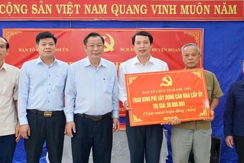 Ban Tổ chức Tỉnh ủy Phú Thọ trao kinh phí hỗ trợ đảng viên xây dựng “căn nhà cấp ủy”.