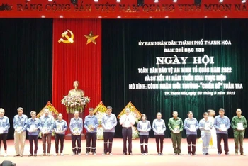 Lãnh đạo tỉnh Thanh Hóa trao tặng quà cho các cá nhân vượt khó, có đóng góp trong phong trào Toàn dân bảo vệ an ninh Tổ quốc.
