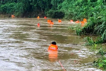 Lực lượng cứu hộ Công an huyện Bát Xát (Lào Cai) tìm kiếm nạn nhân bị lũ cuốn ở xã Quang Kim, huyện Bát Xát (Lào Cai).