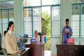 Bị cáo Trang Thị Cẩm Nhung tại phiên toà.