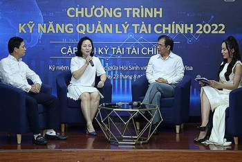 Các chuyên gia từ bộ, ngành, doanh nhân thành công ở nhiều lĩnh vực chia sẻ kinh nghiệm quản lý tài chính cá nhân với sinh viên tại lễ khởi động Chương trình. 