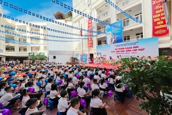 Học sinh lớp 1 trường tiểu học Thăng Long (Hoàn Kiếm, Hà Nội) trong ngày tựu trường.