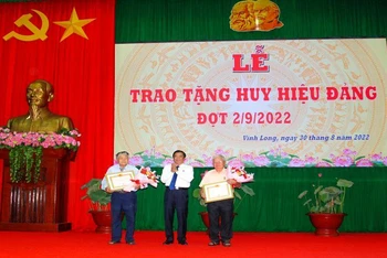 Bí thư Tỉnh ủy Vĩnh Long Bùi Văn Nghiêm trao Hiệu Đảng cho 2 đảng viên 60 năm tuổi Đảng. 