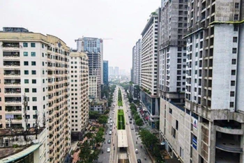 Nhiều dự án phát triển bất động sản hai bên tuyến đường Lê Văn Lương. 