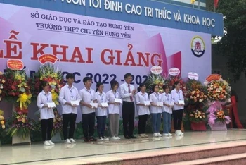 Bí Thư Tỉnh ủy Hưng Yên, Nguyễn Hữu Nghĩa trao thưởng cho các học sinh thủ khoa kỳ thi tuyển sinh lớp 10 trường THPT chuyên Hưng Yên năm học 2022-2023.
