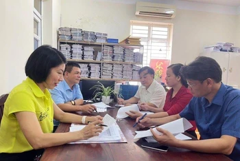 Cán bộ Sở Lao động-Thương binh và Xã hội tỉnh Phú Thọ kiểm tra việc chi trả hỗ trợ tiền thuê nhà cho người lao động tại thành phố Việt Trì. (Ảnh: NGỌC LONG)