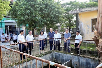 Đoàn khảo sát của Hội đồng nhân dân thành phố Hà Nội kiểm tra thực địa trạm xử lý nước thải tại Cụm công nghiệp làng nghề Tân Triều, huyện Thanh Trì.