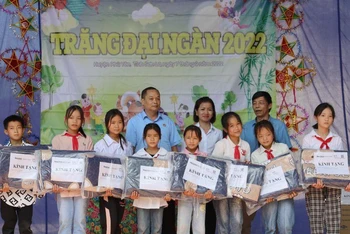 Tặng quà cho các em học sinh Trường tiểu học và trung học cơ sở Bắc Phong.