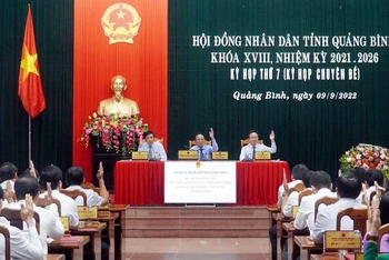 Đại biểu Hội đồng nhân dân tỉnh Quảng Bình biểu quyết thông qua 12 nghị quyết quan trọng tại kì họp thứ bảy.