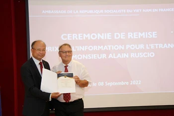Đại sứ Đinh Toàn Thắng trao giải thưởng cho nhà báo, nhà sử học Alain Ruscio.