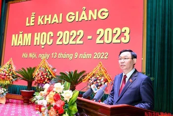 Chủ tịch Quốc hội Vương Đình Huệ phát biểu tại lễ khai giảng.
