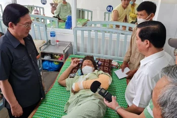 Đồng chí Hồ Quốc Dũng và lãnh đạo UBND tỉnh Bình Định thăm, tặng quà cho các nạn nhân và người thân đang được điều trị tại Bệnh viện Đa khoa tỉnh Bình Định.