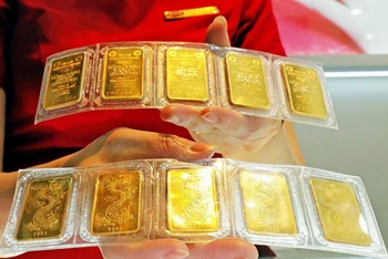 Sản phẩm vàng miếng bày bán tại Công ty vàng Bảo Tín Minh Châu, phố Hoàng Cầu, Hà Nội. (Ảnh: TTXVN)