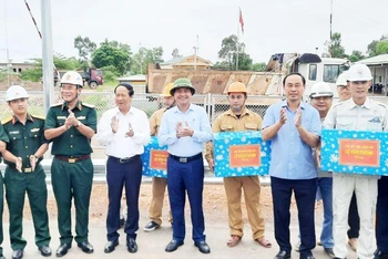 Phó Thủ tướng Lê Văn Thành, lãnh đạo Bộ Giao thông vận tải, lãnh đạo tỉnh Quảng Trị thăm, tặng quà các đơn vị thi công cao tốc Cam Lộ-La Sơn, đoạn tỉnh Quảng Trị. 