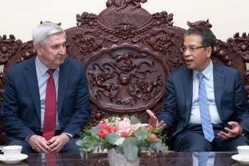 Đại sứ Đặng Minh Khôi trao đổi cùng Phó Chủ tịch thứ nhất Hạ viện Nga Ivan Melnikov. 