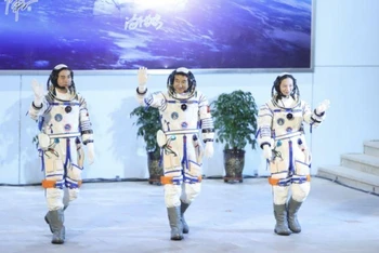 Các phi hành gia của tàu vũ trụ Thần Châu 13 trước khi bắt đầu sứ mệnh hàng không vũ trụ kéo dài 6 tháng. (Ảnh: Nhân dân nhật báo)