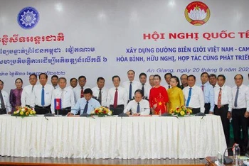 Đại diện Ủy ban Trung ương Mặt trận Tổ quốc Việt Nam và Ban Thường vụ Hội đồng Quốc gia Mặt trận Đoàn kết Phát triển Tổ quốc Campuchia ký Thông cáo chung kết quả hội nghị.