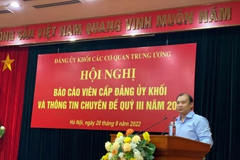 Đồng chí Lê Hải Bình thông tin chuyên đề tại hội nghị.