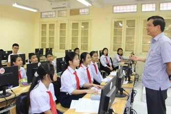 Phó Giám đốc Sở Giáo dục và Đào tạo Hà Nội Phạm Xuân Tiến trò chuyện với học sinh Trường Trung học cơ sở Phúc Xá (quận Ba Đình). 