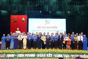 Lãnh đạo tỉnh và Trung ương Đoàn tặng hoa chúc mừng Ban Chấp hành khóa XIII.