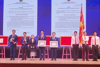 Tập thể Trường đại học Tôn Đức Thắng và Tiến sĩ Trần Trọng Đạo, Quyền Hiệu trưởng nhà trường vinh dự nhận Huân chương Lao động hạng III và hạng II của nước Cộng hòa Dân chủ Nhân dân Lào.