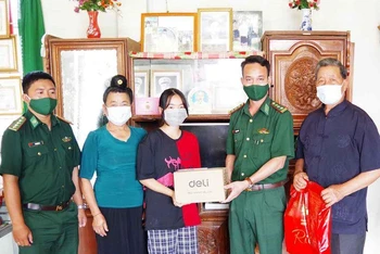 Bộ đội Biên phòng tỉnh Sơn La tặng quà cho học sinh có hoàn cảnh khó khăn trước khi vào năm học mới.