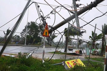 Hệ thống điện tại huyện Duy Xuyên bị thiệt hại nặng.