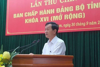 Đồng chí Dương Văn Trang, Ủy viên Trung ương Đảng, Bí thư Tỉnh uỷ, Chủ tịch Hội đồng nhân dân tỉnh Kon Tum phát biểu tại Hội nghị. 